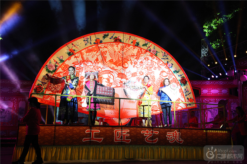 彩车九——车色之《工匠艺魂》。广佛都市网记者包见欣摄