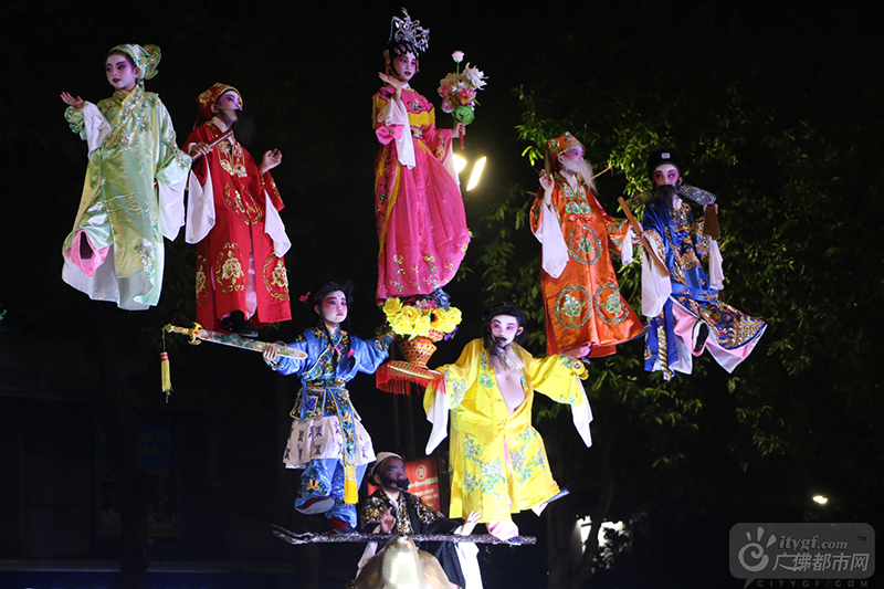 特色飘色，艺高人胆大。广佛都市网记者黎小文摄