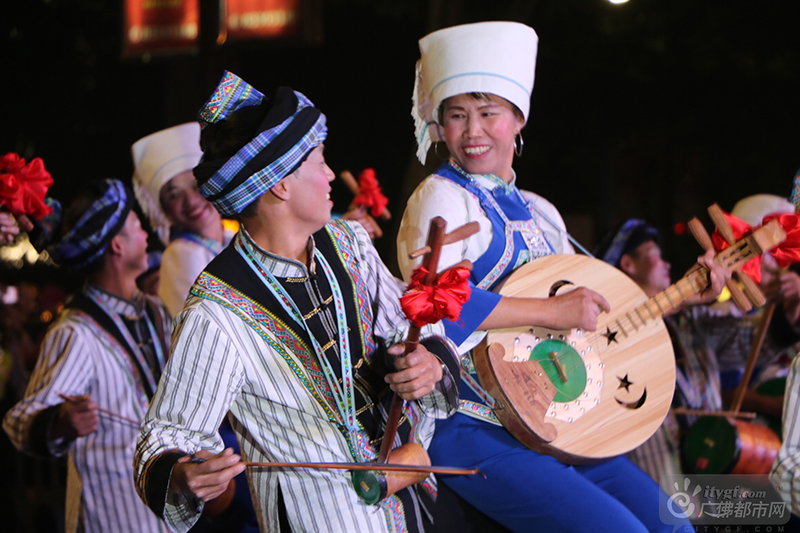 《布依八音弹唱》是贵州黔南州的省级非物质文化遗产，是当地布依族群众世代相传的一种民间曲艺弹唱形式。广佛都市网记者黎小文摄