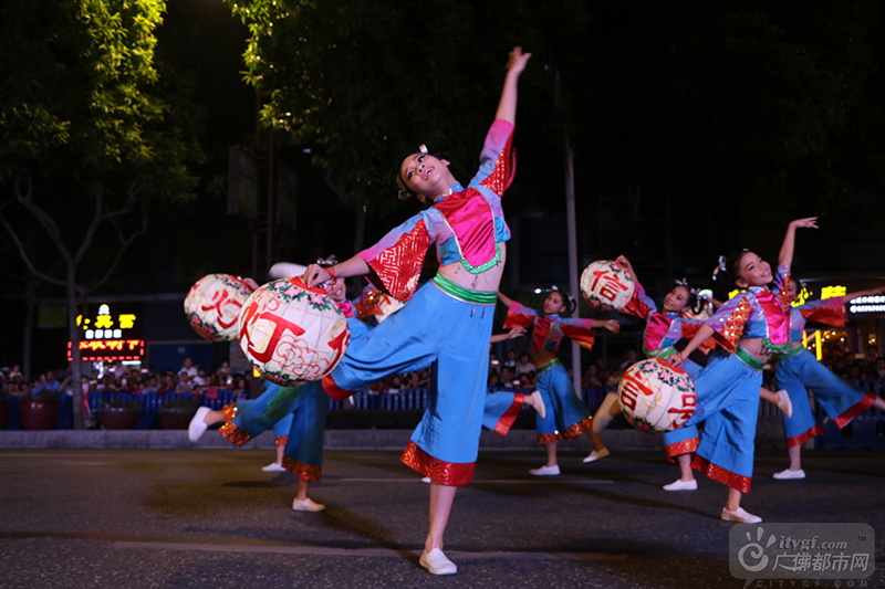 今年秋色巡游有55个国内外项目参加，超100个项目上演，逾2000名演职人员参与，规模、时长均创下了历届之最！广佛都市网记者黎小文摄