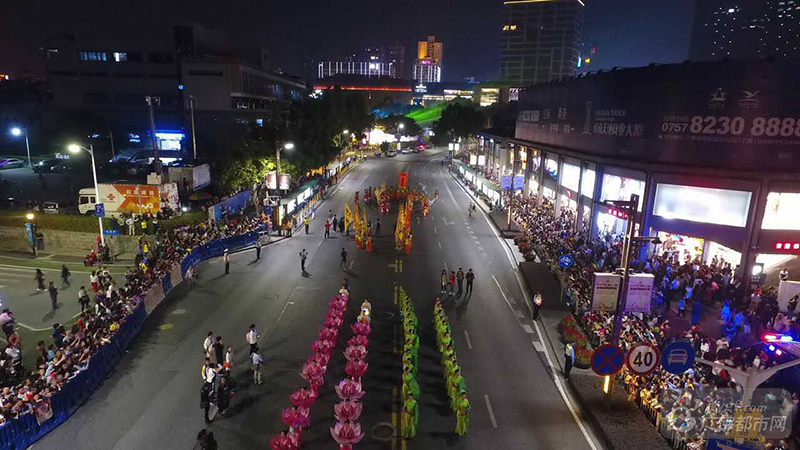 再从航拍视角来看看热闹的秋色巡游。广佛都市网记者张斯特摄