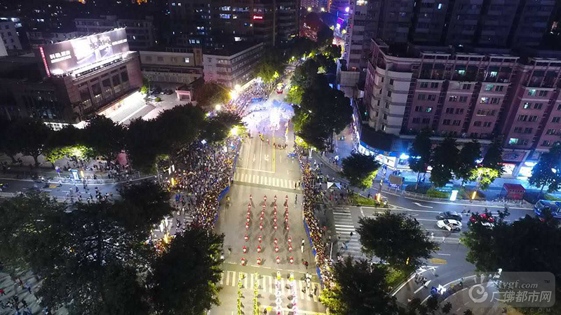 从航拍视角看秋色巡游，巡游的长街像一条闪亮的丝带。广佛都市网记者张斯特摄