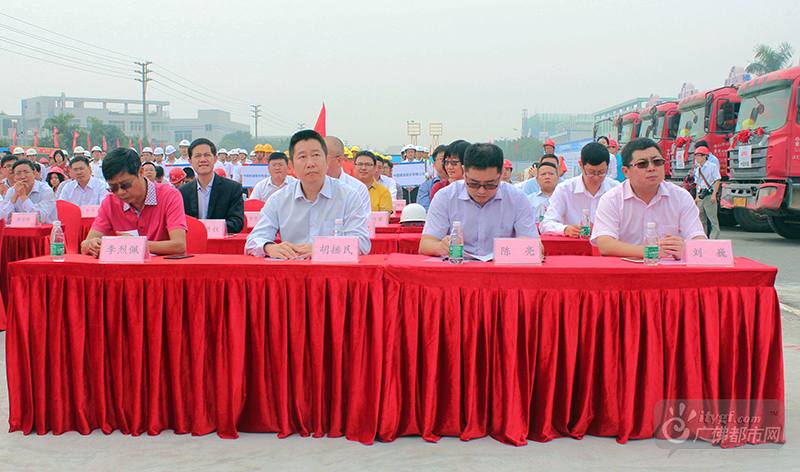 11月18日，佛山地铁3号线工程全线动工仪式在3号线狮山站施工地（狮山工业大道北与博爱中路交界处）举行。近200人共同见证了佛山地铁建设的新里程。图为动工仪式现场。（摄影记者：广佛都市网记者李仁生）