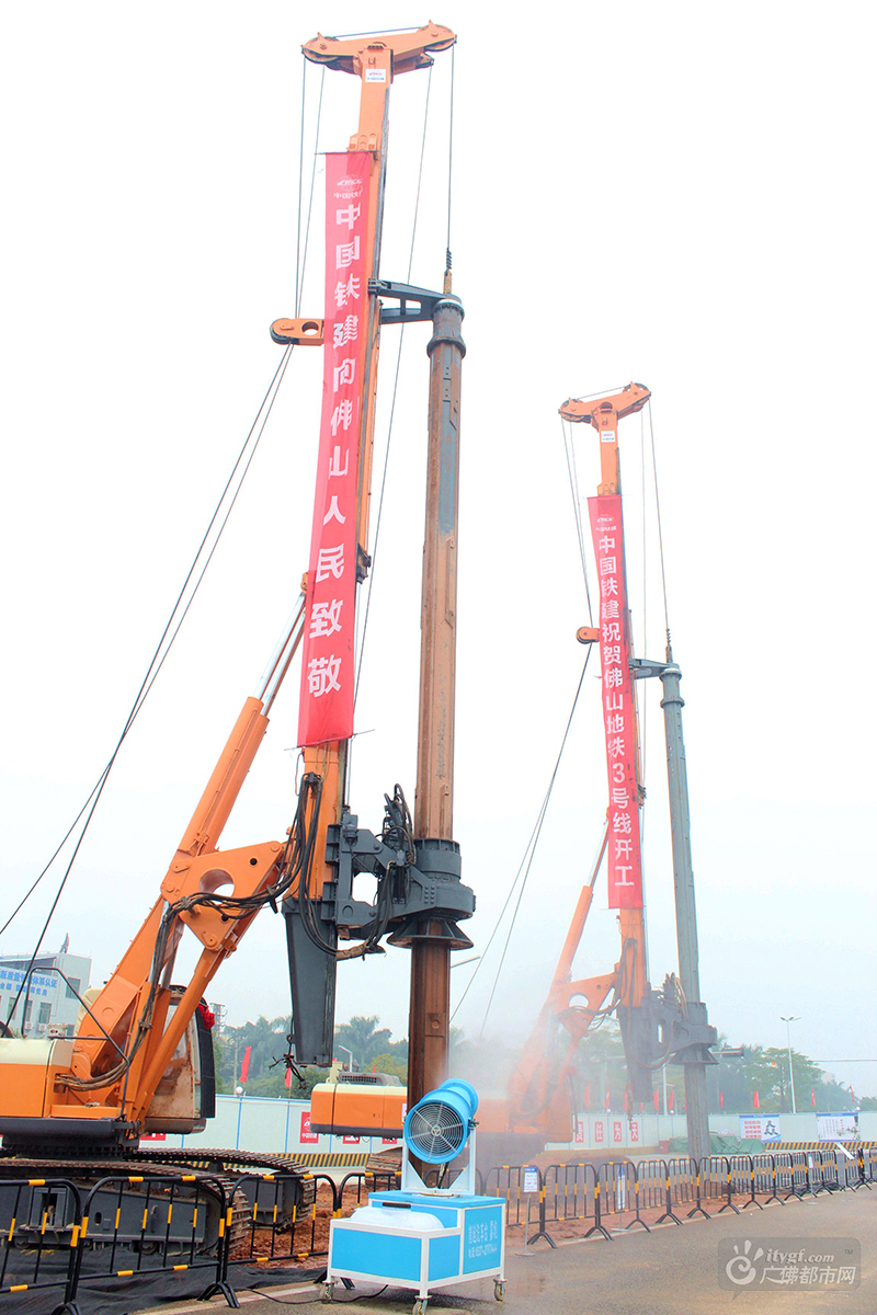 图为现场动工挖土。（摄影记者：广佛都市网记者李仁生）