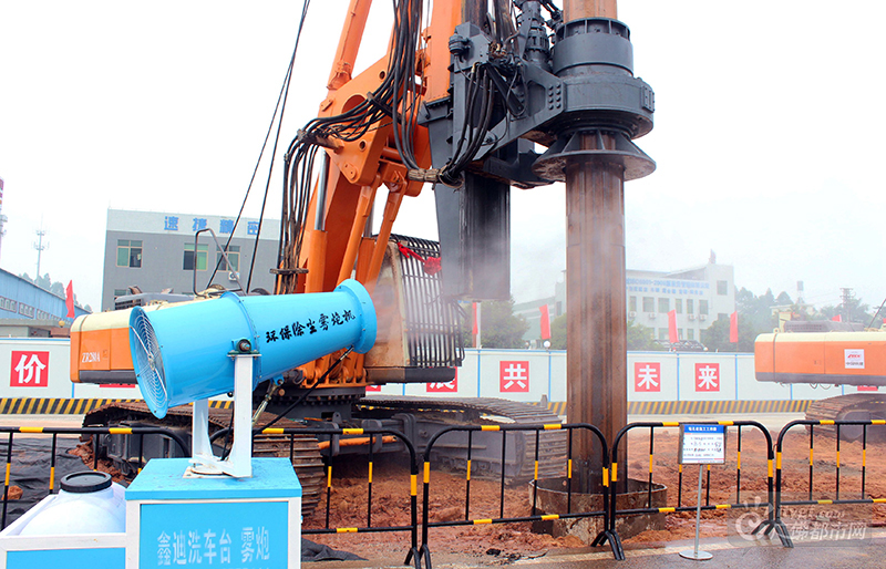 图为雾炮辅助环保除尘。（摄影记者：广佛都市网记者李仁生）