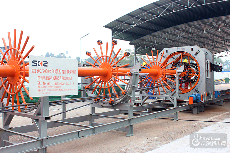 采用数控钢筋笼滚焊机加工生产钢筋笼，在质量和效率方面得到了保障。（摄影记者：广佛都市网记者李仁生）