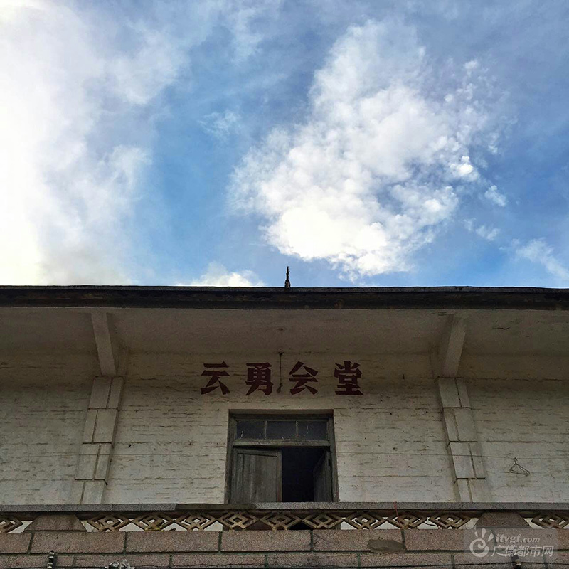 这个充满年代感云勇会堂里，有过几次谈话，发生了哪些故事？门口的四个大字是过往的见证者。（蓝天下的云勇会堂 广佛都市网记者谭杰才摄于云勇村）