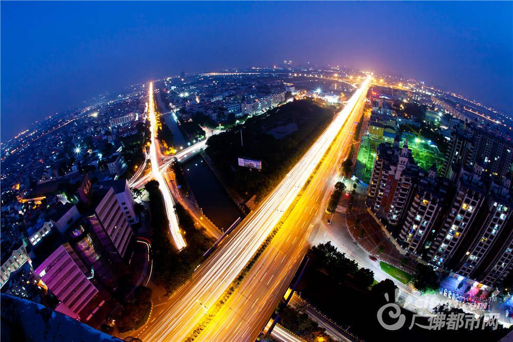 顺德伦教夜色迷人。作者：何迎僖