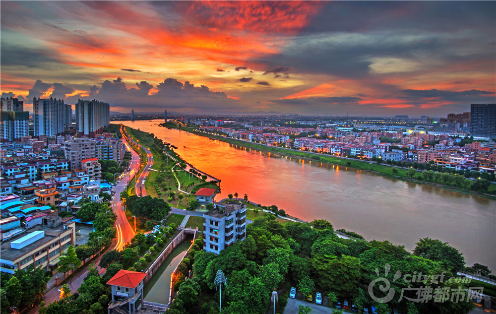 红霞醉映吉利河 作者：何应标