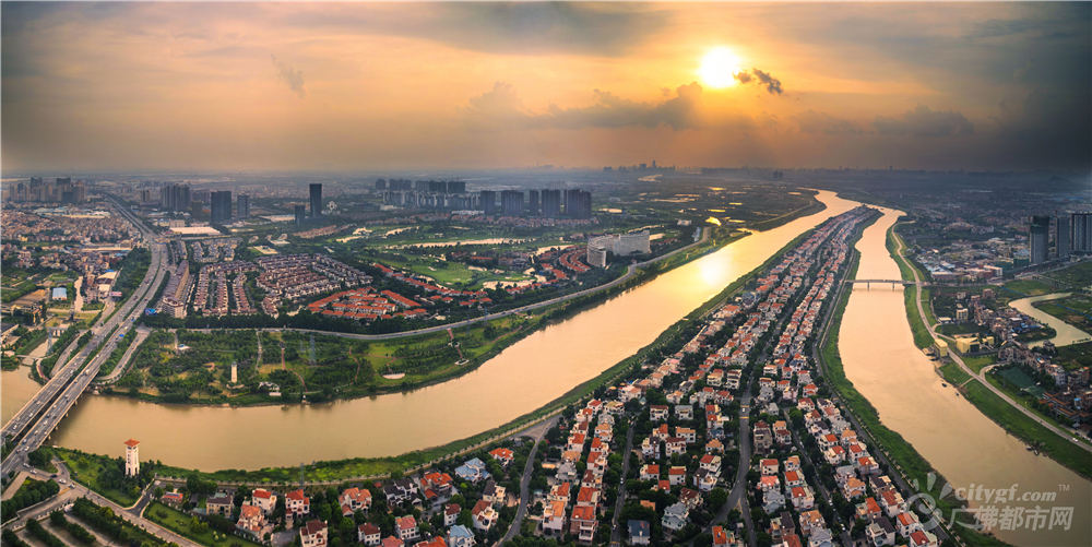 三角洲内河网密布，交通便利，自然条件优越。作者：何迎僖g