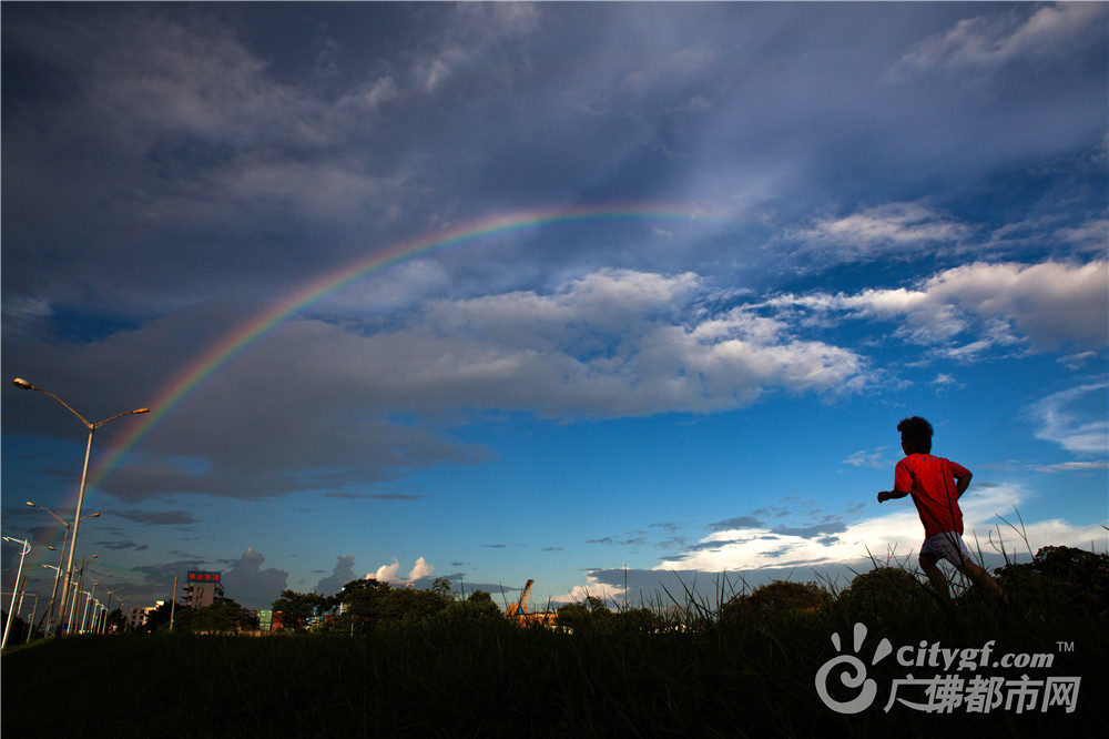 雨后，东平河堤彩虹挂天边。作者：龙上淳