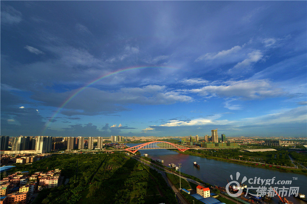 佛山新城，彩虹初上。 作者：逸漫