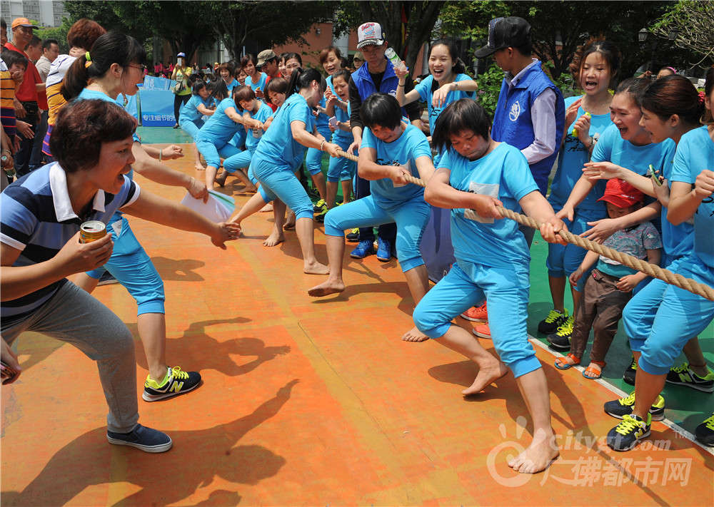 妇女运动会 赤脚上阵 作者：聂婷琪