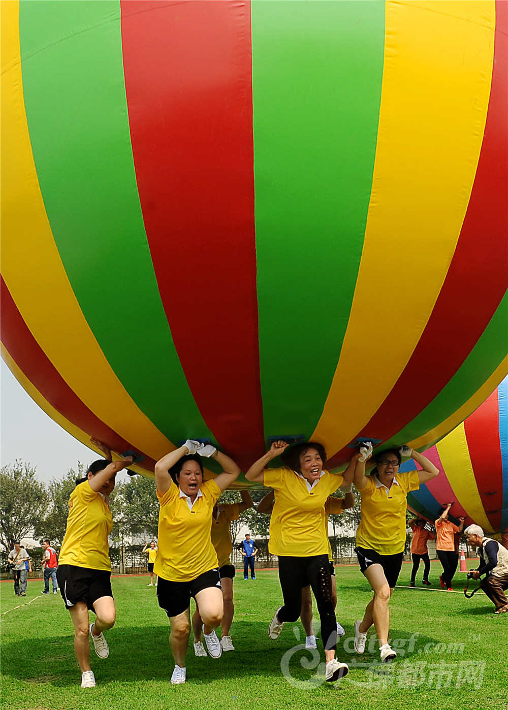 妇女运动会 齐心向前冲 作者：聂婷琪
