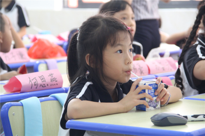 华附 新生入学 课间餐
