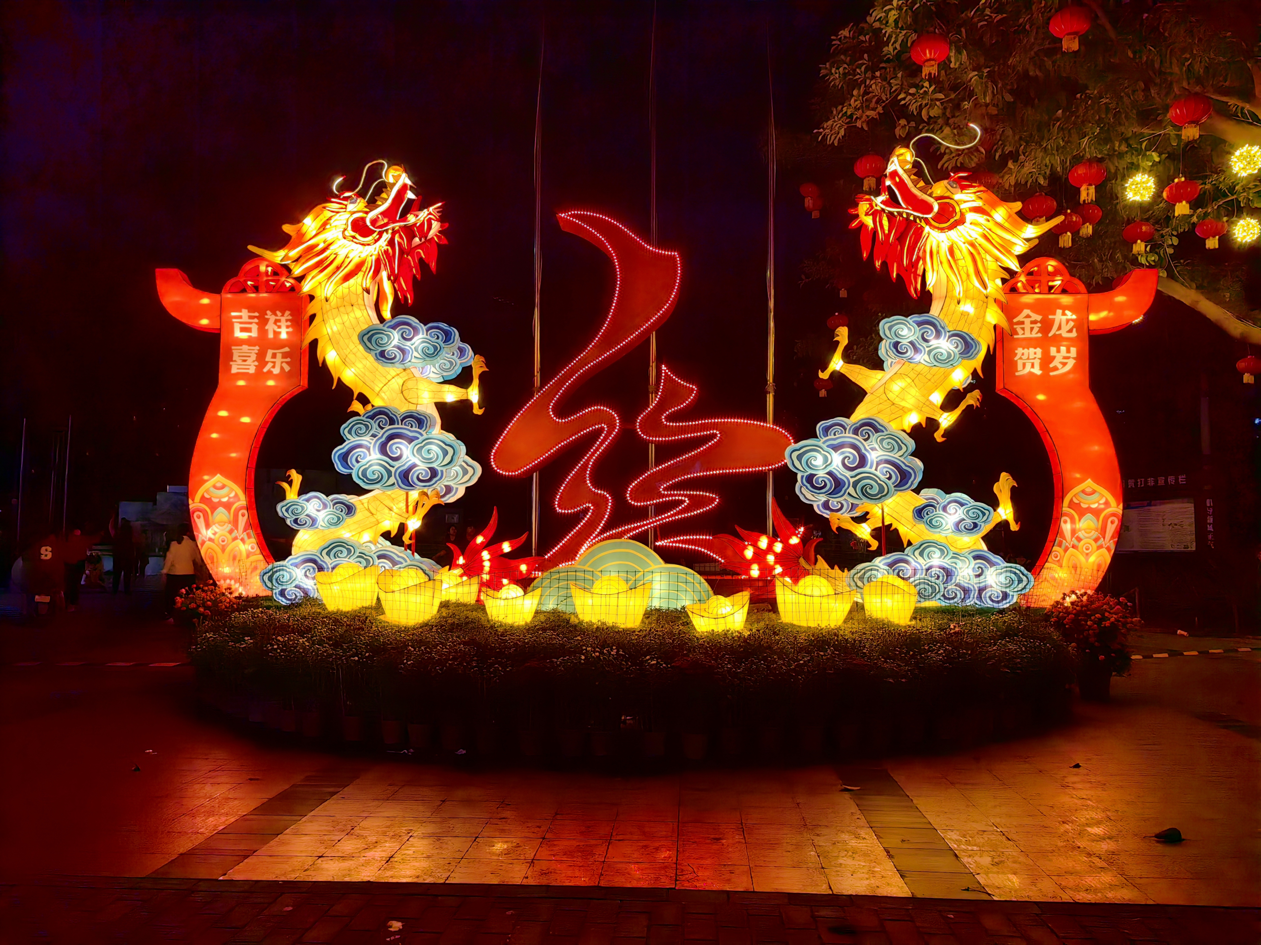 张槎文化广场内具有张槎“织造”的扎作灯饰