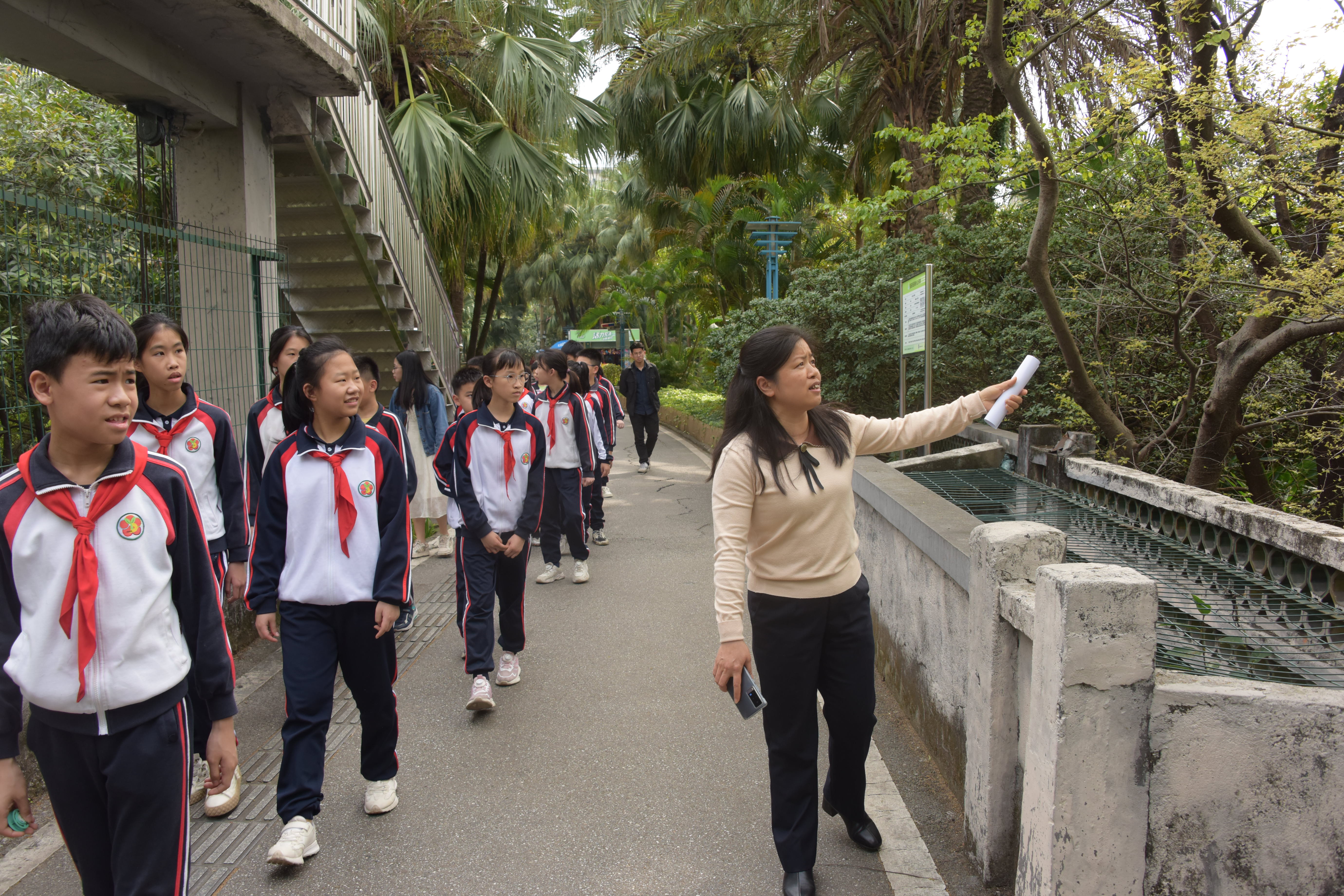 园林中心公园管理室主任陈洁英向同学们介绍公园历史和植物知识2