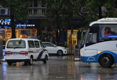 暴雨影响出行，警车为送考车辆开道
