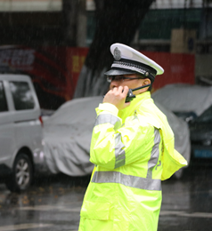 交警坚守岗位，在雨中维持考场附近交通秩序